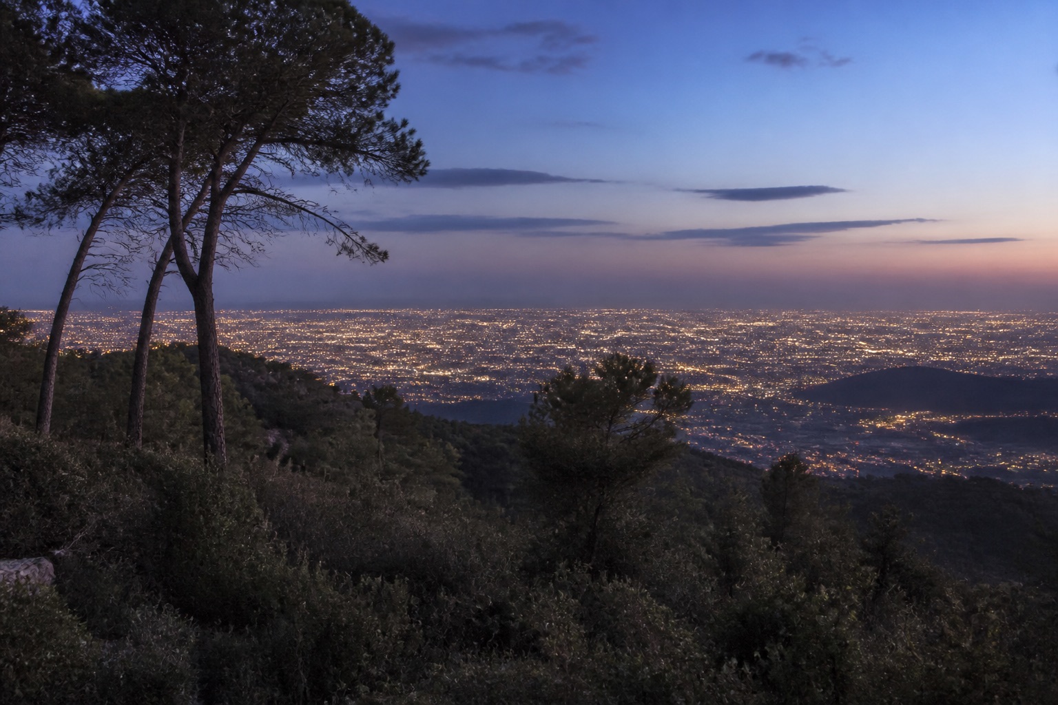 Collserola al anochecer, con Barcelona al fondo, sin personas